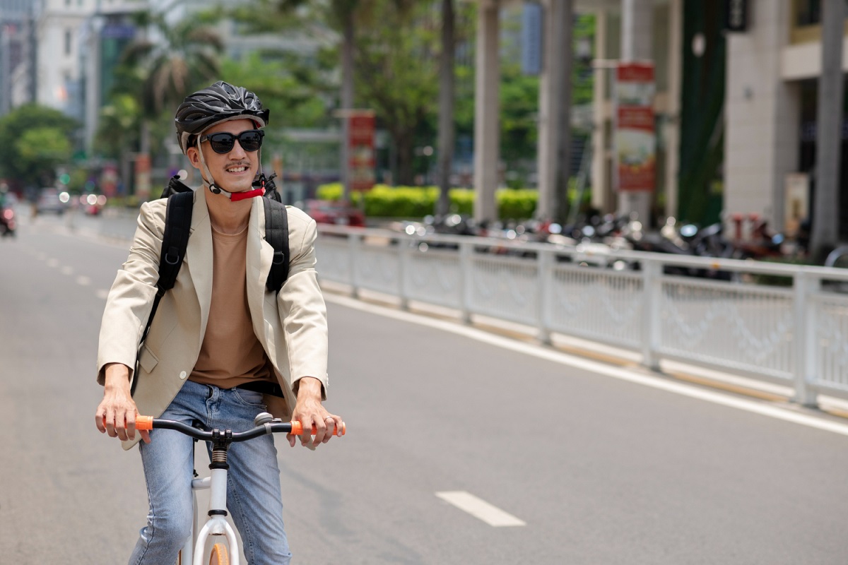 uomo-sorridente-con-tiro-medio-che-indossa-il-casco