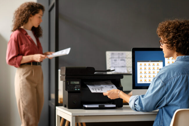 donne-di-vista-laterale-che-utilizzano-la-stampante-al-lavoro